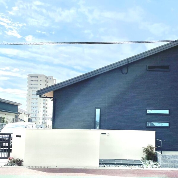 【柳川市】外観に調和したモノトーン外構【施工事例】