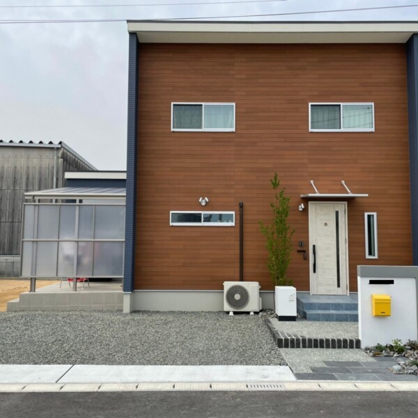 【佐賀市】ブルー×ブラウン　特徴的な建物に合わせた外構【施工事例】