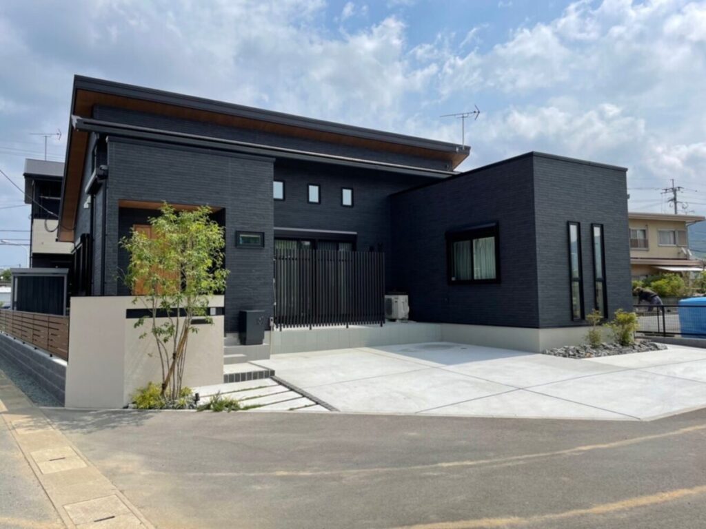 【施工事例】シックな建物とマッチしたシンプルモダン外構【大牟田市】 | 久留米・佐賀・筑後でガーデン 外構 エクステリアのことならグレンタ・佐野恵樹園